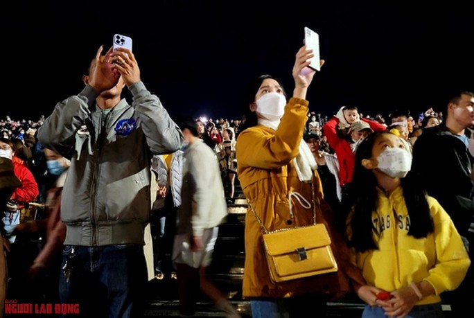 Khán giả không quên dùng điện thoại ghi lại những hình ảnh các chú lân biểu diễn trong đêm Trung thu tại quảng trường Lâm Viên.