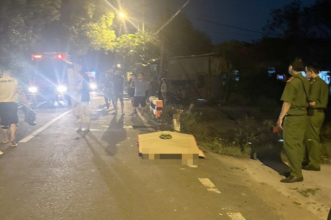 Thi thể người đàn ông được đưa lên bờ. Ảnh: A.X.