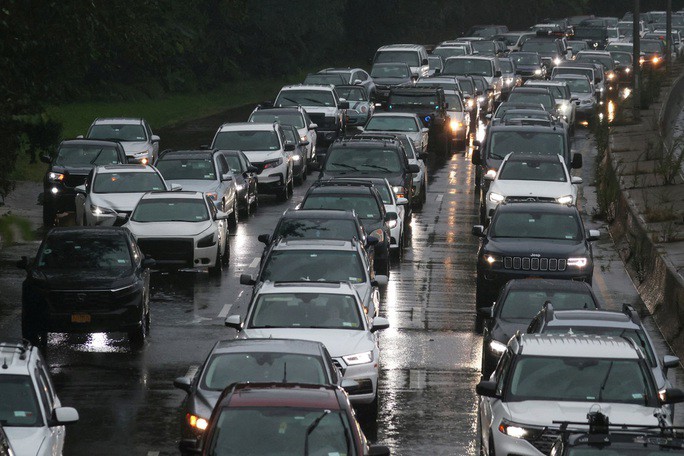 Giao thông tê liệt ở một số khu vực. Ảnh: Reuters