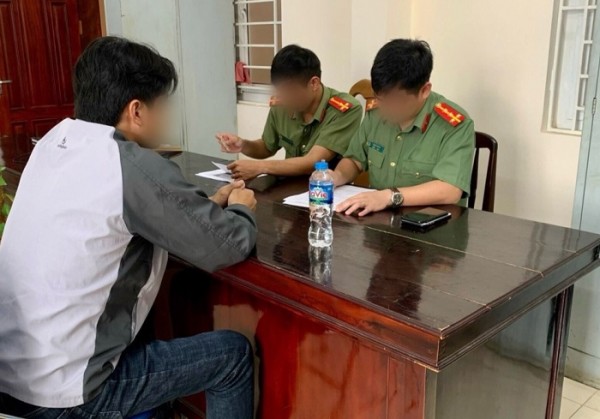 Công an TP Bảo Lộc làm việc với chủ nhóm kín “thông tin xa lộ 24/7 BL”.