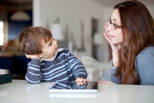 Cha mẹ thường xuyên trao đổi qua lại với con (nhất là giai đoạn 4 - 6 tuổi) sẽ giúp phát triển khả năng giao tiếp ở trẻ. Ảnh minh hoạ