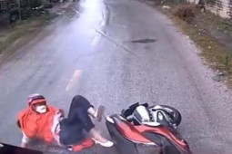 Clip: Phóng xe máy SH ôm cua trượt ngã vào đầu ô tô, nữ tài xế gặp may mắn