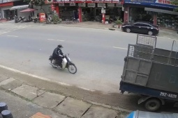 Xe máy - Xe đạp - Clip: Vừa lái xe vừa dùng điện thoại, thanh niên nhận cái kết đau điếng