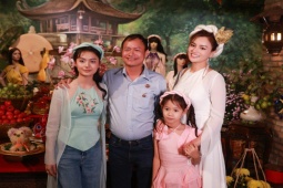 Đời sống Showbiz - Vũ Thu Phương cùng chồng và các con sum vầy đón Trung thu ấm cúng