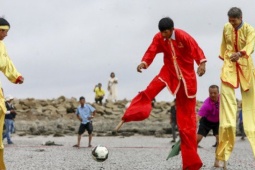 Tin tức trong ngày - Mãn nhãn xem ngư dân đá bóng bằng cà kheo tại lễ hội Nghinh Ông