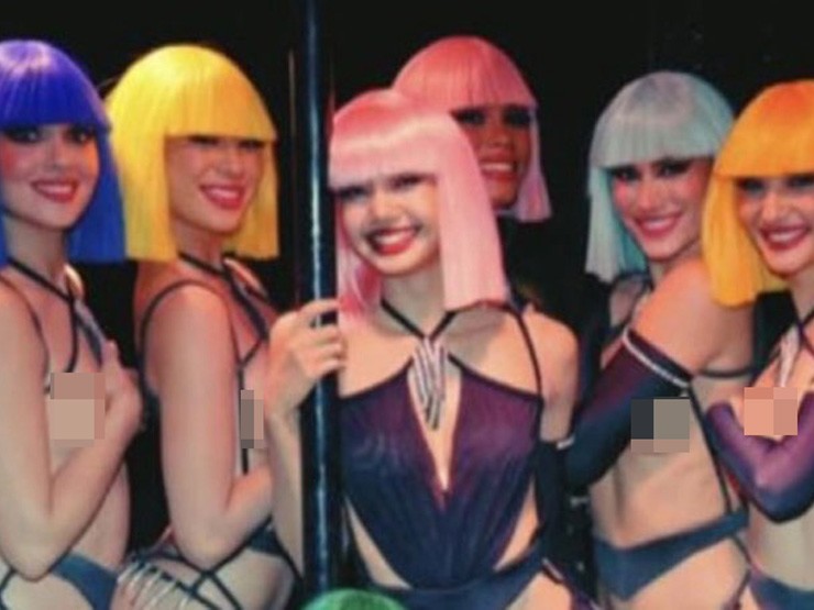Lisa nhóm Black Pink (giữa) chụp hình cùng các nữ vũ công