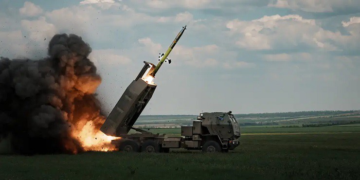 Pháo phản lực HIMARS khai hỏa trong giao tranh ở Bakhmut vào ngày 18/5/2023.