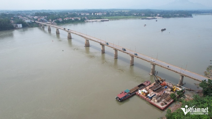 Cầu Trung Hà bắc qua sông Đà nối huyện Ba Vì (TP Hà Nội) với huyện Tam Nông (tỉnh Phú Thọ) khánh thành và đi vào hoạt động từ năm 2002. Ảnh: Đức Hoàng