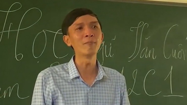Thầy Nguyễn Hoàng Huy xúc động bật khóc trong buổi học cuối cùng chia tay học sinh cuối cấp. Ảnh cắt từ clip.
