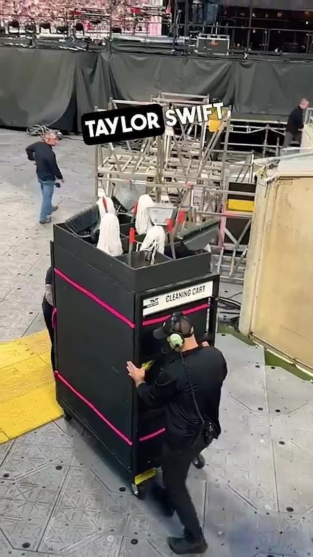 Taylor Swift trốn trong vali - 1