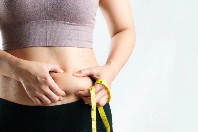 Mỡ thừa thường có xu hướng tích tụ nhiều ở khoang bụng, đùi.