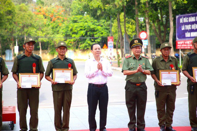 Ra mắt lực lượng tham gia bảo vệ an ninh trật tự tại cơ sở