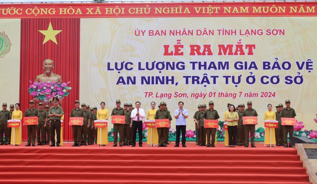 Ra mắt lực lượng tham gia bảo vệ an ninh trật tự tại cơ sở