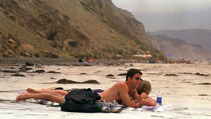 Du khách tại bãi biển Black ở La Jolla, California - bãi biển khỏa thân hợp pháp đầu tiên ở Mỹ. Ảnh: CNN