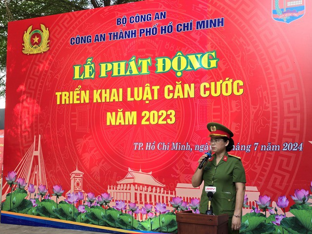 Công dân nhí háo hức làm căn cước thu thập mống mắt