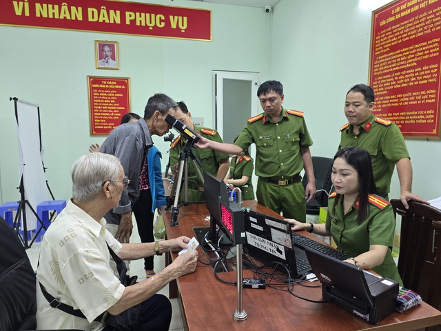 Hào hứng làm căn cước thu thập mống mắt: TP HCM cấp cho những công dân đầu tiên