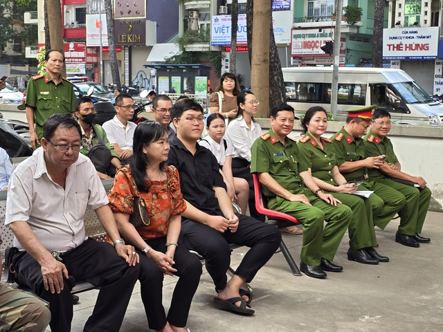 Công dân nhí háo hức làm căn cước thu thập mống mắt