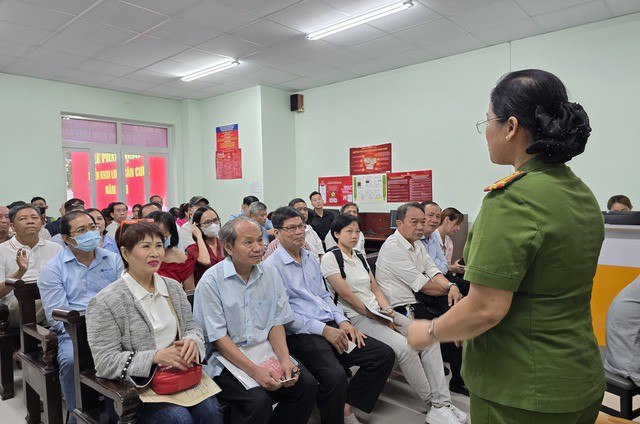 Hào hứng làm căn cước thu thập mống mắt: TP HCM cấp cho những công dân đầu tiên