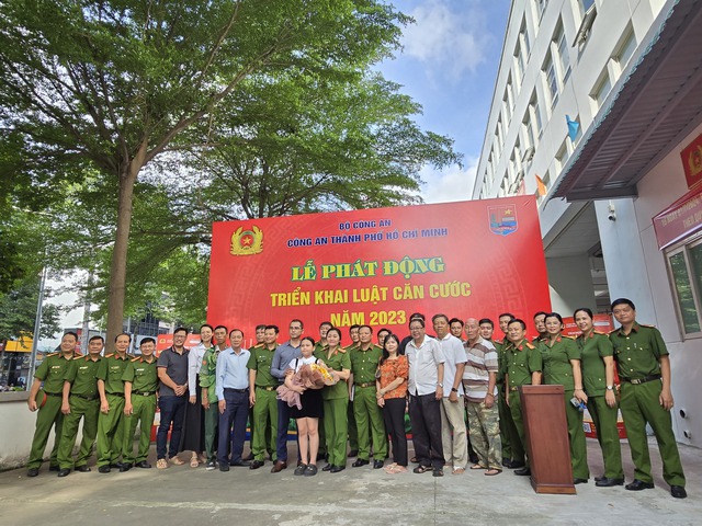 Hào hứng làm căn cước thu thập mống mắt: TP HCM cấp cho những công dân đầu tiên