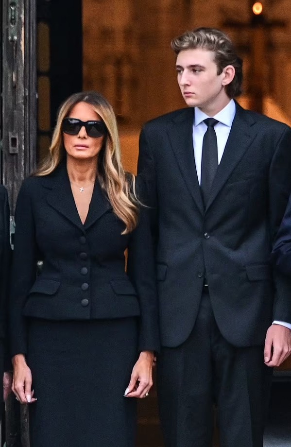 Melania, 54 tuổi và con trai Barron Trump, 18 tuổi. Ảnh: AFP