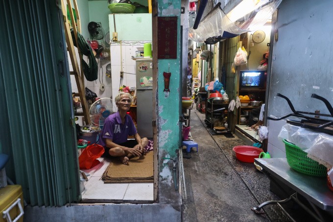 Ông Nguyễn Đạt Tín trong căn nhà rộng 6 m2 ở khu chợ Gà- Gạo, quận 1. Ảnh: Quỳnh Trần