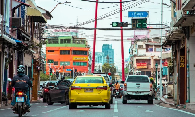 Một điểm giao cắt với đèn tín hiệu giao thông đếm ngược ở Thái Lan. Ảnh: Gets