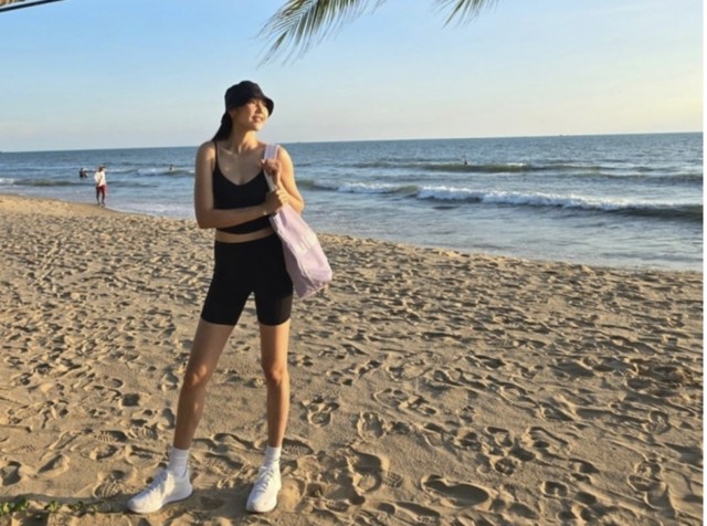 Han Hye-jin trên bãi biển Phú Quốc