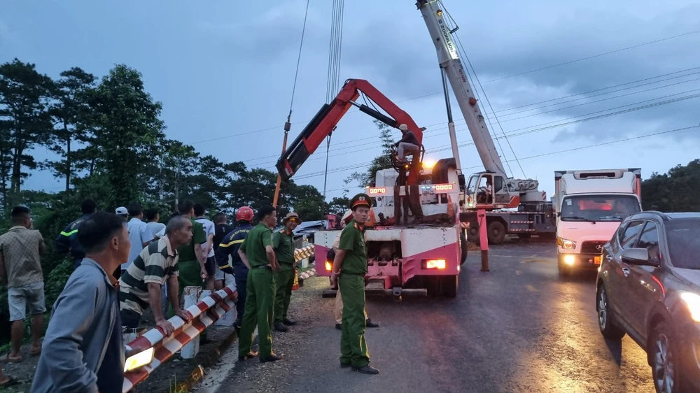 Tiếng nổ bất ngờ: Hành khách kể lại khoảnh khắc kinh hoàng trước vụ lật xe khách ở Đắk Nông