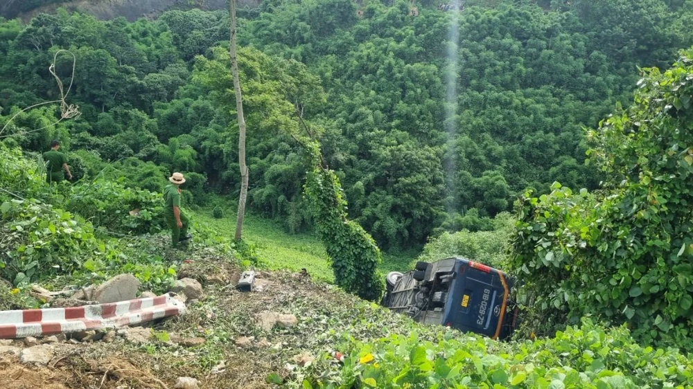 Tiếng nổ bất ngờ: Hành khách kể lại khoảnh khắc kinh hoàng trước vụ lật xe khách ở Đắk Nông