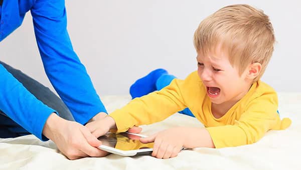 Chuyên gia tâm lý chỉ ra 5 phương pháp để các bậc phụ huynh giúp con cái tránh xa các thiết bị điện tử. Ảnh minh họa