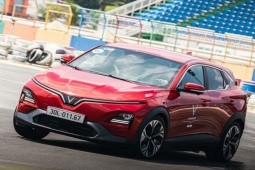 Trải nghiệm xe điện VinFast VF 7 trên sa hình gymkhana