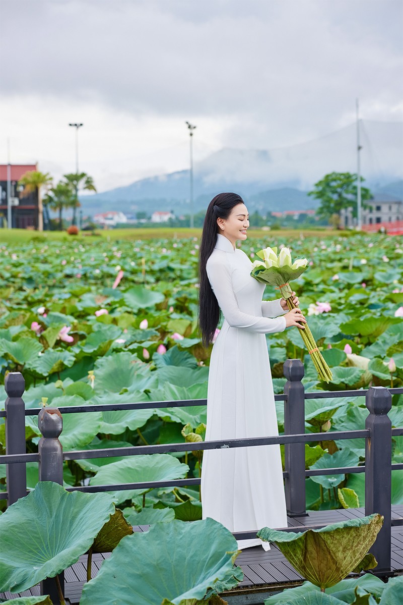 CEO Trần Huyền Nhung đẹp dịu dàng bên hoa sen tại Vườn Vua Resort & Villas - 1