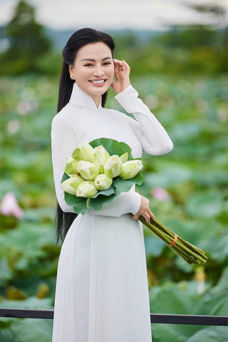 Giữa đầm sen tinh khiết, sự thướt tha, dịu dàng của nữ CEO Trần Huyền Nhung trong bộ ảnh khiến người xem cảm thấy nhẹ nhàng, bình yên đến lạ.