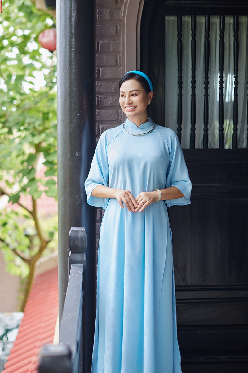 CEO Trần Huyền Nhung đẹp dịu dàng bên hoa sen tại Vườn Vua Resort & Villas - 9