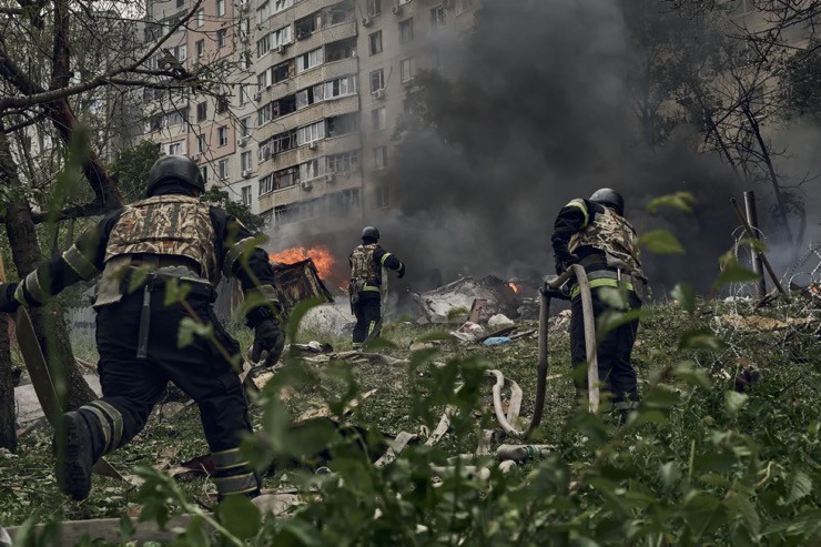 Lực lượng khẩn cấp Ukraine cố gắng dập tắt đám cháy sau một cuộc không kích của Nga ở thành phố Kharkiv.