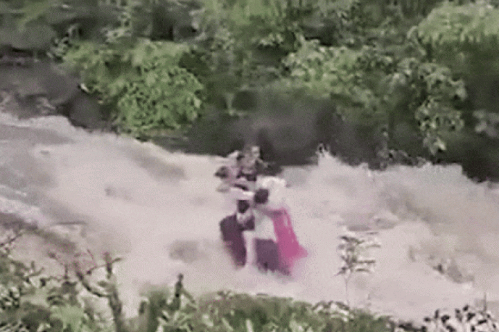 Thế giới - Clip: Khoảnh khắc 7 người trong một gia đình bị nước cuốn trôi