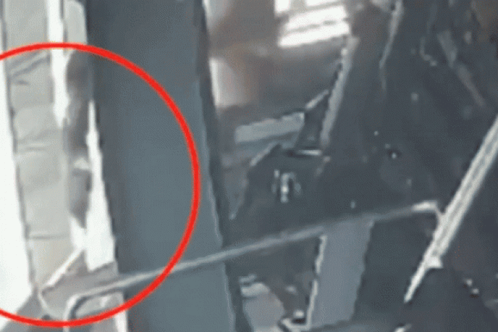 Phi thường - kỳ quặc - Ngã khỏi máy chạy bộ, cô gái rơi từ trên tầng 3 xuống đất tử vong