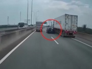Ô tô - Clip: Thót tim xe container "trả đũa" ép ôtô con vào dải phân cách trên cao tốc