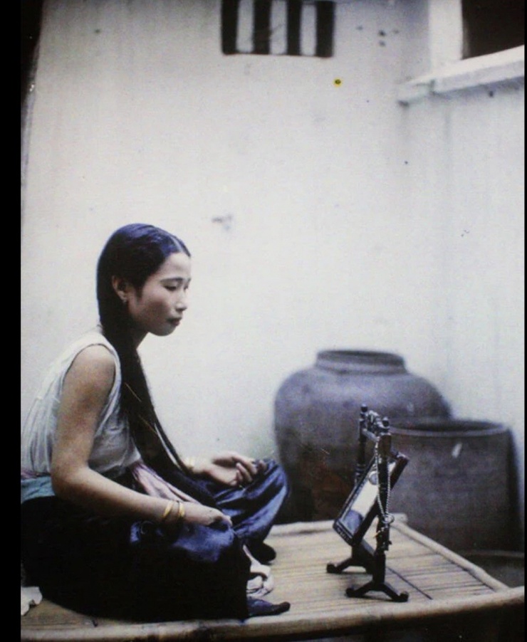 Người phụ nữ Hà Nội đang soi
gương. 