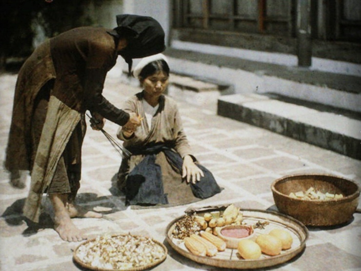 Người địa phương bán hoa quả tại một
khu chợ. 