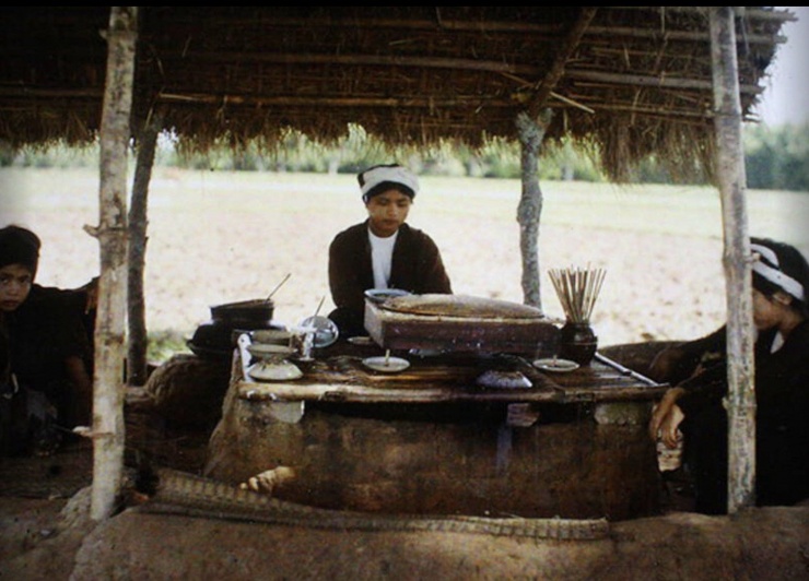 Cửa hàng bên đường. 