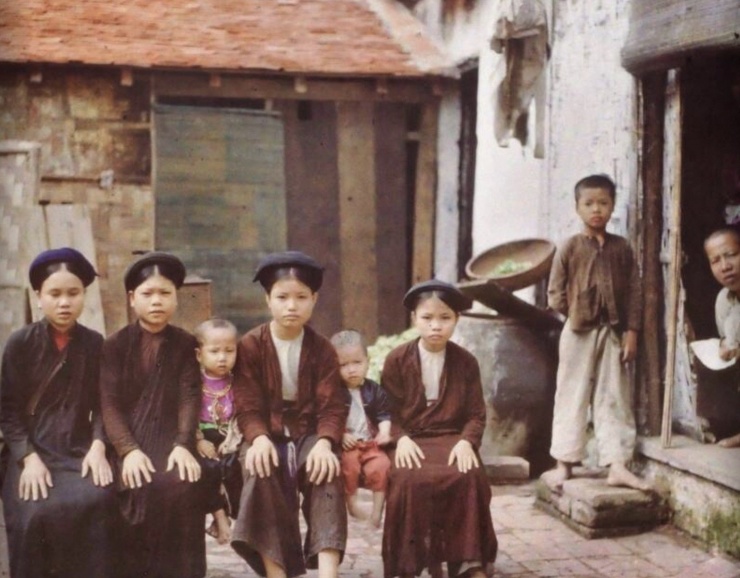 Ảnh chụp một gia đình có của ăn của
để năm 1916.