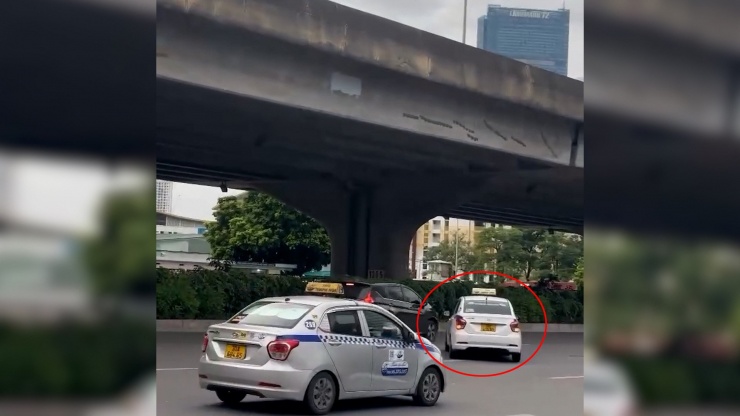 Xe taxi đi ngược chiều, đánh võng loạn xạ gây mất an toàn giao thông tại Hà Nội