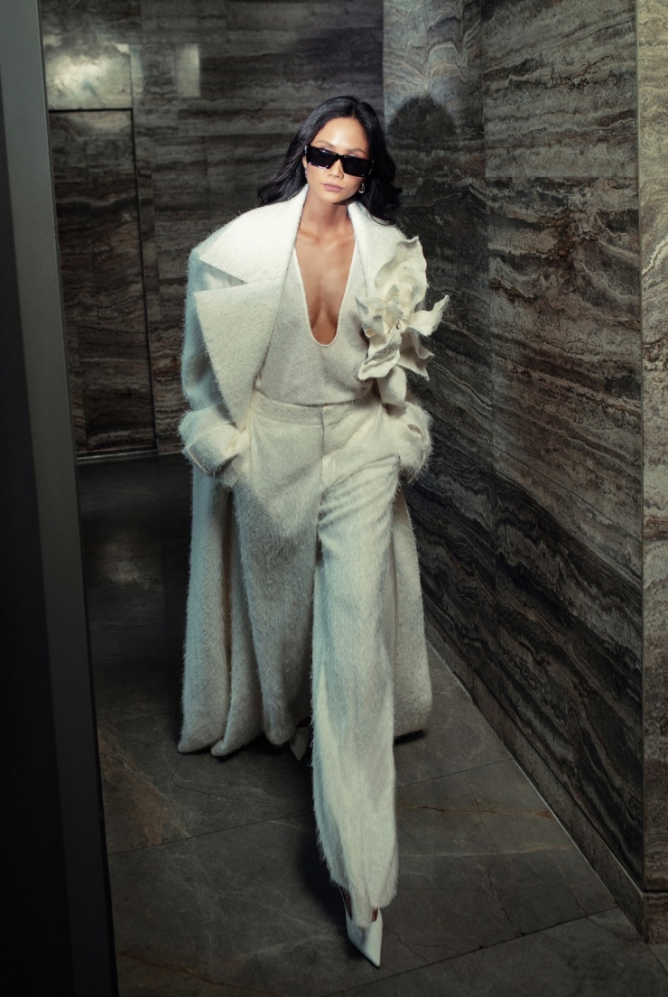 Sáng 2/7, Công Trí giới thiệu 36 thiết kế mới trên tạp chí. Anh chọn hoa hậu H'Hen Niê là một trong số người mẫu thể hiện bộ sưu tập. Người đẹp biểu cảm lạnh lùng, diện mốt ngực trần với bộ suit bằng len cashmere kết hợp áo khoác dáng dài đồng điệu.