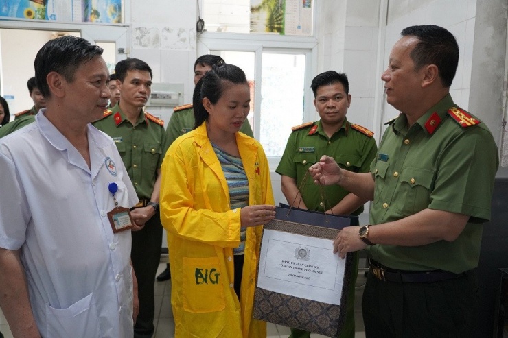 &nbsp;Phó Giám đốc Công an TP Hà Nội trao quà động viên gia đình Đại úy Nguyễn Đức Dân. Ảnh: CACC