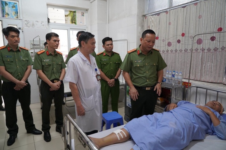 Đại úy Nguyễn Đức Dân đang điều trị tại bệnh viện. Ảnh: CACC