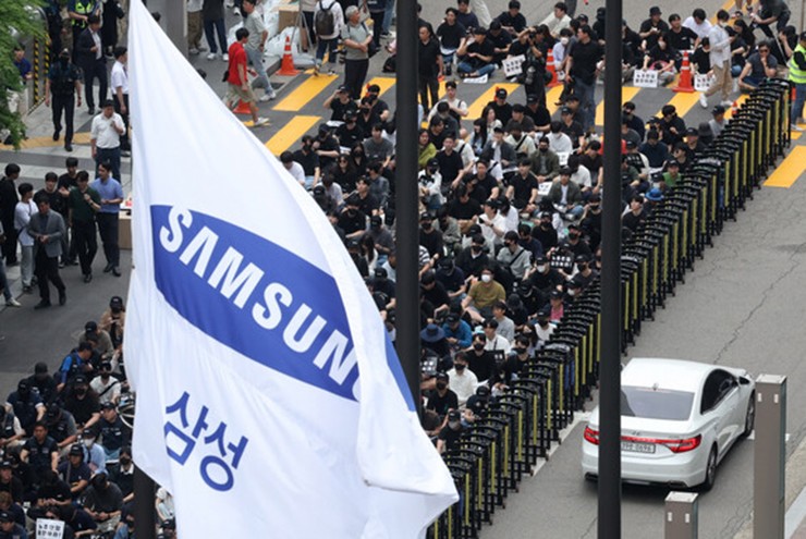 Các nhân viên Samsung tham gia cuộc đình công trước đó.