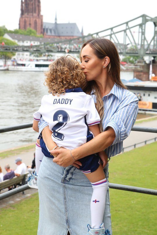 Tình nhân cũ của Kyle Walker - Lauryn - bế con trai 4 tuổi mặc áo tuyển Anh có in hình chữ "Daddy".
