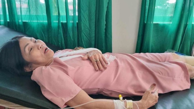 Bà Liễu nằm điều trị tại Trung tâm y tế huyện Đăk G'long sau vụ tai nạn. Ảnh: Ngọc Oanh