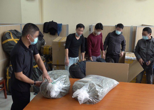 Lực lượng chức năng kiểm tra tang vật thu giữ.
